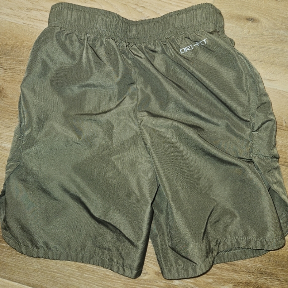 nike dri-fit Other - Boys Nike Dri-Fit Short size 6-7 --Hunter Green